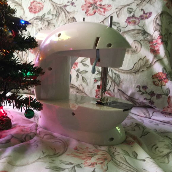 Mini sewing machine - Picture 2 of 4